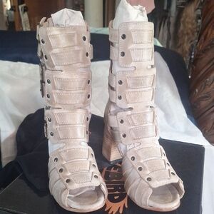 NWT SIZE 8 FREEBIRDS Women's Beige Gladiator Heeled Sandals